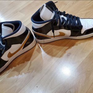Nike Air Jordan Retro 1 Mid SE Black Gold